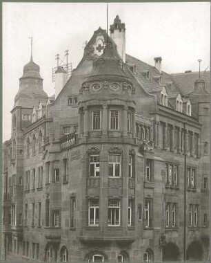 Billing, Hermann; Karlsruhe (Baden-Württemberg), Kaiserstr. 201; Haus Ströbe, Hofapotheke - Fassaden, Eckerker (Teilansicht)