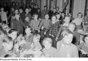 Kinder auf der Weihnachtsfeier des VEB Offizin "Andersen Nexö"