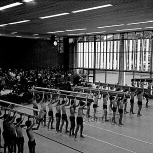 Stormarnhalle: Einweihung: Turnvorführungen, im Hintergrund die Bühne mit Schulchor