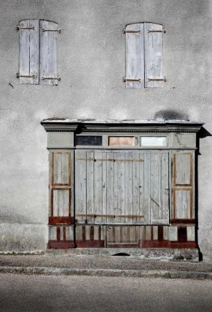 Frankreich. Limousin. Correze. Vigeois. Geschlossene alte Geschäftsfassade