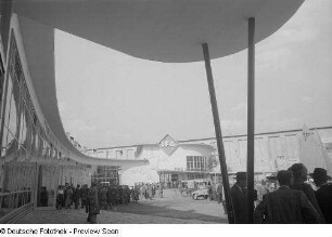 Blick auf das Ausstellungsgebäude des Industrieverbandes Fahrzeugbau (IFA)