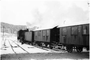 Bahnhof Gammertingen, Rangieren der Lok 141 mit Heizwagen Nr. 6 und Personenwagen von 1901, 2009 betriebsfähige Museumswagen