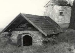 Backofen in Heide : Bauwesen - Wirtschaftsgebäude und Gehöfte. Ort: Hola / Heide. Haus Nr. 7. Alleinstehender Keller.