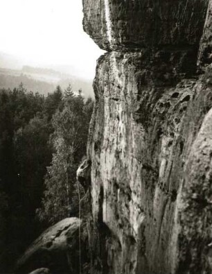Sächsische Schweiz. Schrammsteine, Falkenstein. Seilschaft Karlheinz Gonda an der Westkante (VIIc)