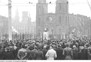 Dresden, Postplatz. 6. Gedenktag "13. Februar 1945". Kranzniederlegung und Kundgebung, 13. Februar 1951