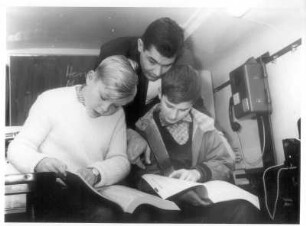 Fahrende Postschule. Erlernen des Telefonbuchlesens