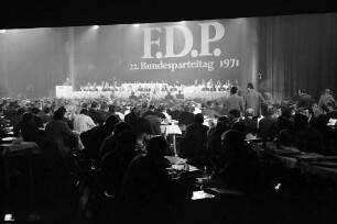 Freiburg: Stadthalle; FDP 22. Bundesparteitag, Bühne mit Podium (unter dem Rang)