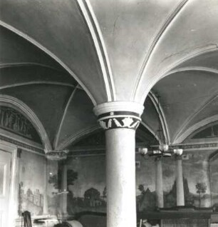 Glewitz-Turow. Schloss (Erholungsheim). Teilansicht der Halle (Erdgeschoss) mit Mittelsäule (16. Jahrhundert)