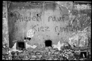 Fassade mit Inschrift "Mieten rauf - Kiez runter"