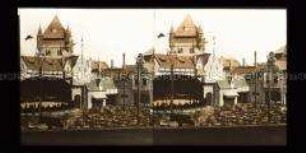 Innenhof mit Bühne, Tischen und Stühlen im Pavillon Alt Nürnberg, Pan-American Exposition, Buffalo