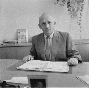 Prof. Dr.-Ing. habil. Siegfried Hildebrand im Dienstzimmer an seinem Schreibtisch sitzend