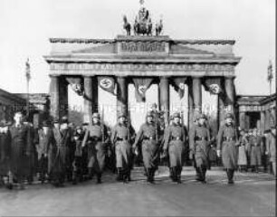 Aufzug der Wache vor dem Brandenburger Tor