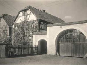 Radibor. Torbogen eines sorbischen Bauernhofes