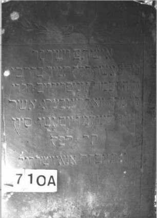Grabstein 710 (Index: 99900478) Material: Sandstein Zustand: unten verwittet, sonst gut erhalten Maße HxBxT: 142x78x9 cm Beschreibung: Stele mit Konvexbogenabschluss, im Bogenfeld gekreuzte Zweige, Rückseite: im Bogenfeld Krone Symbolik: Krone, gekreuzte Zweige: Grabstein 710A