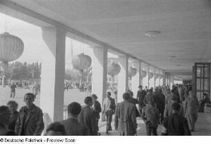 Besucher am Eingang der chinesischen Messehalle (Halle E), Herbstmesse 1953