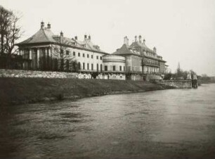 Wasserpalais : Königliches Schloss, Pillnitz. Wasserpalais. Blick von der Elbe flussaufwärts
