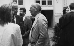 Herbert Beck im Gespräch mit Werner Hofmann im Innenhof des Museums für Kunst und Gewerbe in Hamburg, zwischen beiden Frédéric Lebas