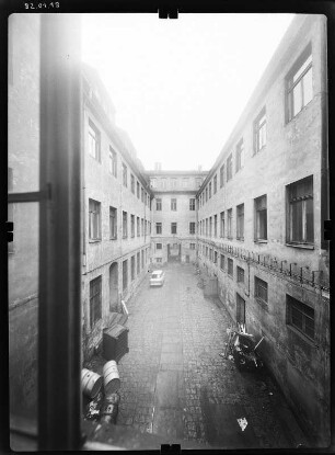 Dresden-Neustadt, Köpckestraße (Große Meißner Straße) 15. Ehem. Kollegienhaus (1723-1724; J. G. Gebhardt). Erster (Großer) Hof. Blick vom Vordergebäude zum Mittelflügel