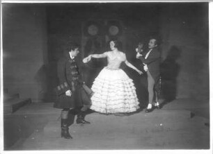 Die Elixiere des Teufels. Ballett (Pantomime) nach E. T. A. Hoffmann, bearbeitet von E. Cleve-Petz mit Musik von Jaap Kool. Ellen von Cleve-Petz als Aurelie, Felix Steinböck als Medardus, Erich Ponto als Belcampo, Gino Neppach als Graf Victorin, Susanne Dombois als Heilige. Staatsoper Dresden, Uraufführung 2.12.1925 unter Leitung von Kurt Striegler (Choreographie: E. Cleve-Petz, Regie: G. Kiesau, Bühnenbild: A. Mahnke, Kostüme: L. Fanto). Fotografie (Negativabzug auf Papier) von Ursula Richter