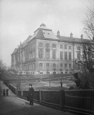 Dresden-Neustadt. Japanisches Palais (1715/1727 erweitert, Entwurf Z. Longuelune, J. de Bodt, J. C. Knöffel) mit Garten, auf dem Weg die Kinder Carlo und Ida (?) Donadini und ein unbekannter Herr
