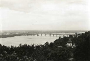 Kiew. Blick vom Bergufer auf Lawrakkloster, Dnepr und Stadtviertel der linken Flussseite
