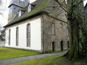 Langhaus von Nordwesten (Neubau Jahr 1723 auf romanisch-gotischem Vorgänger - im 19 Jh überarbeitet) über Kirchhof