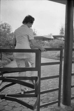 Erstes offenes Volksliedersingen mit dem Volkstanzkreis des Anne-Frank-Jugendheims auf der Seebühne im Karlsruher Stadtgarten