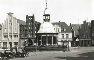 Wismar. Wasserkunst (um 1580; Ph. Brandin) auf dem Markt
