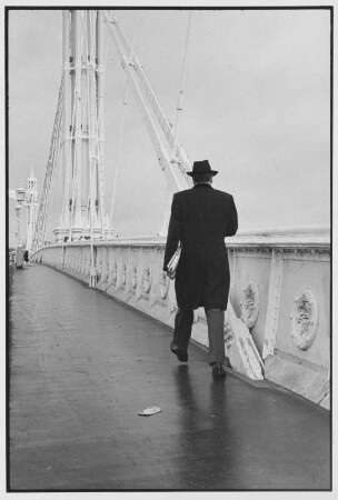 London. Fußgänger auf einer Brücke, wohl die Albert Bridge