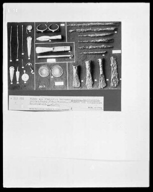 Funde aus römischen Gräbern: Chirurgische Instrumente, Löffel, Nägel, Schildbuckel, gefunden bei Langacker/Reichenhall