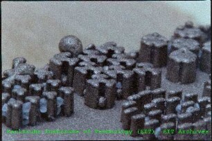 Detailaufnahme der strukturierten Oberfläche eines Metallgussteils des Instituts für Materialforschung III (IMF III)