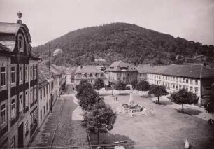 Suhl, Marktplatz : Suhl. Marktplatz. Blick über den Waffenschmiedbrunnen nach Nordwest zum Domberg. Straßenfront