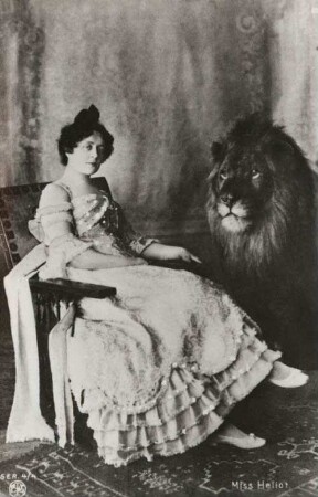 Miss Heliot: Dompteuse Claire Helioth (Klara Huth) mit einem Leipziger Löwen [Historische Postkarte aus dem Leipziger Zoo]