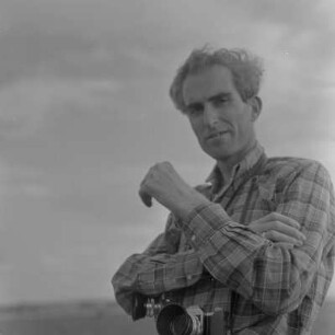 Baumwollernte auf den Feldern der Landwirtschaftlichen Produktionsgenossenschaft in Usundshowo. Männerporträt mit Fotokamera