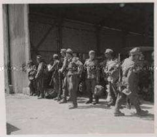Wehrmachtssoldaten, Soldaten in Griechenland, Gebirgsjäger warten auf Lufttransport an die Front.