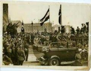 Hindenburg und Hitler nach der HJ-Kundgebung zum 1. Mai im Lustgarten