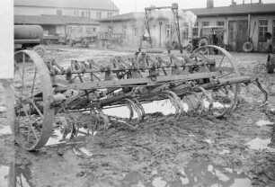 Landwirtschaftliches Gerät in der Maschinen-Traktoren-Station (MTS) in Panschwitz-Kuckau : Stacija za wupožčowanje ratarskich mašinow (MTS) w Pančicach-Kukowje : Panschwitz-Kuckau / Pančicy-Kukow