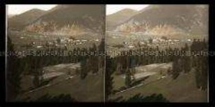Panorama eines Ortes in den Alpen