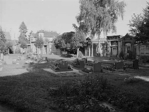 Blick über Grabanlagen gegen die Kirchhofmauer