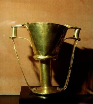 Athen. Archäologisches Nationalmuseum. Nestorbecher, 2 Henkel mit Falken bei gebreiteten Flügeln. Mykene, Grab IV, 14,5 cm Höhe