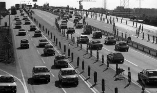 Osterreiseverkehr am Nadelöhr der im Bau befindlichen neuen Brücke über die Autobahn bei Karlsruhe-Durlach für sechsspurigen Autoverkehr zwischen Durlach und dem Autobahndreieck Karlsruhe