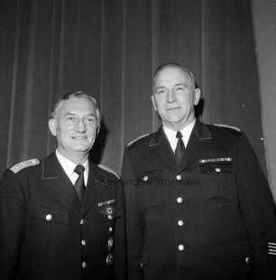 Kreisfeuerwehrverband Stormarn: Bad Oldesloe: Oldesloer Hof: Mitgliederversammlung: Kreisbrandmeister Heinz Poschmann mit seinem Vorgänger Hinrich Harms, ehemaliger Kreisbrandmeister