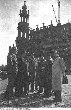 Dresden. Dr. Lothar Bolz (Jurist, 1949-1953 Minister für Aufbau, Vorsitzender der Nationaldemokratische Partei Deutschlands (NDPD)) informiert sich über den Wiederaufbau der Stadt, 1950