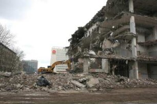 Dresden-Altstadt, Prager Straße. Centrum Warenhaus. Teilansicht mit Bagger während des Abrisses