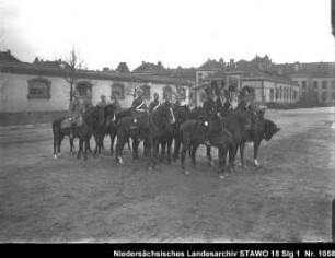 Dressur- und Reitschule in der Artilleriekaserne Wolfenbüttel, Lindener Straße Enthält: Vier berittene Husaren und acht Artilleristen in Aufstellung zu Viert
