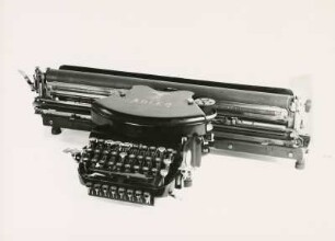 Schreibmaschine "Adler Modell 7", Sondermodell mit Kolonnensteller und Breitwagen der Grundig-Electronic-Triumph-Adler-Vertriebs-GmbH