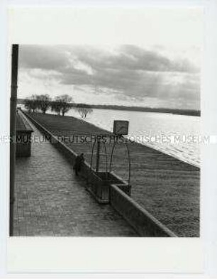Sieben und Reinigen des Sandes im Strandbad Wannsee