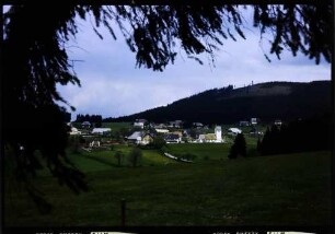 Saig: Vordergrund Ackerfurchen, Blick vom Kuhberg auf Ort