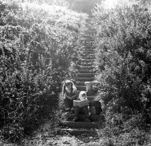 Lesende Kinder auf einer Treppe