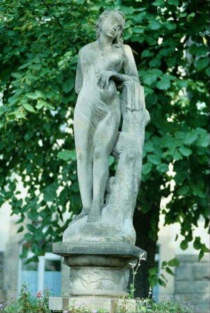 weibliche Brunnenfigur auf dem Brunnen am Holzmarkt